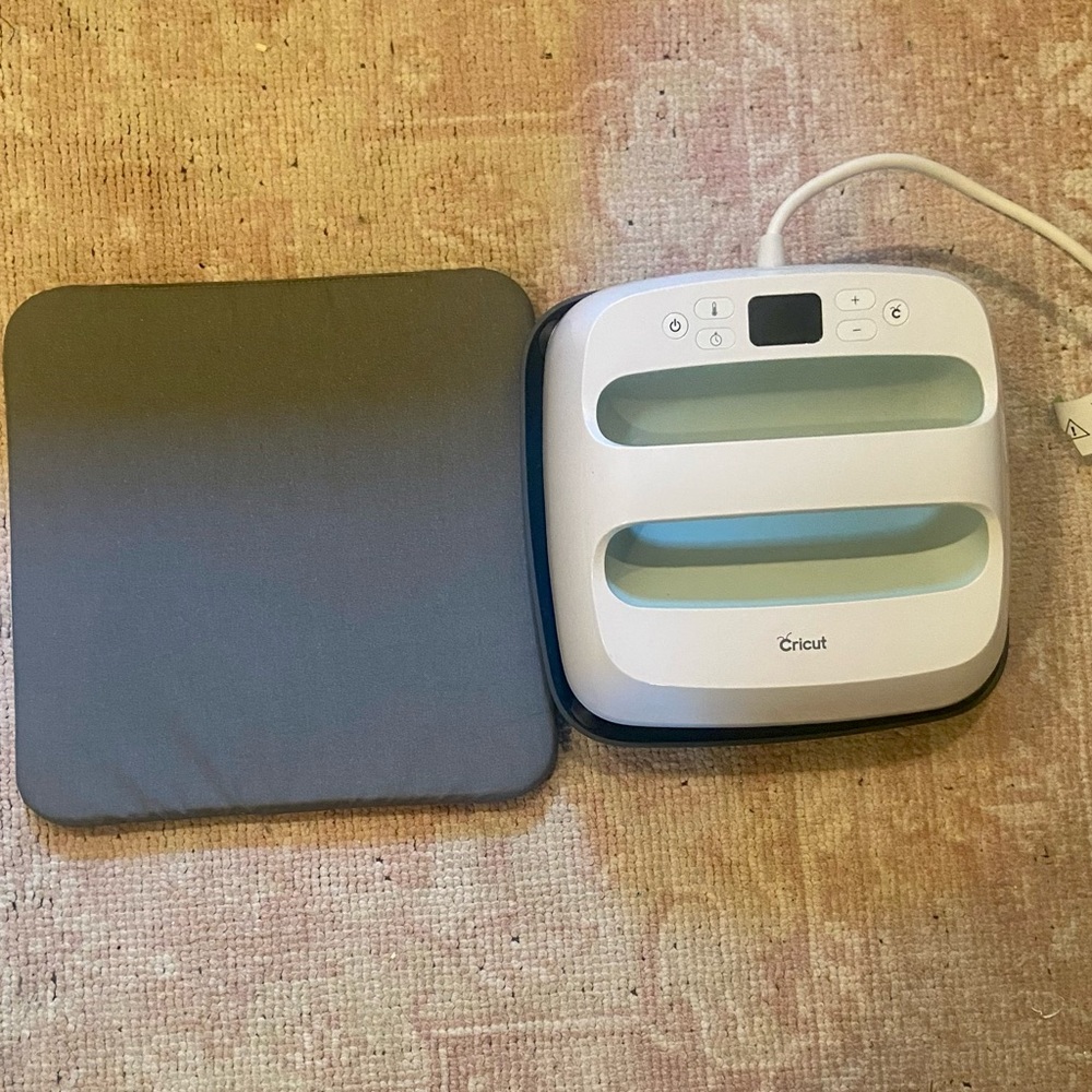Cricut EasyPress 9"x9" with 12"x12" Mat-Mint